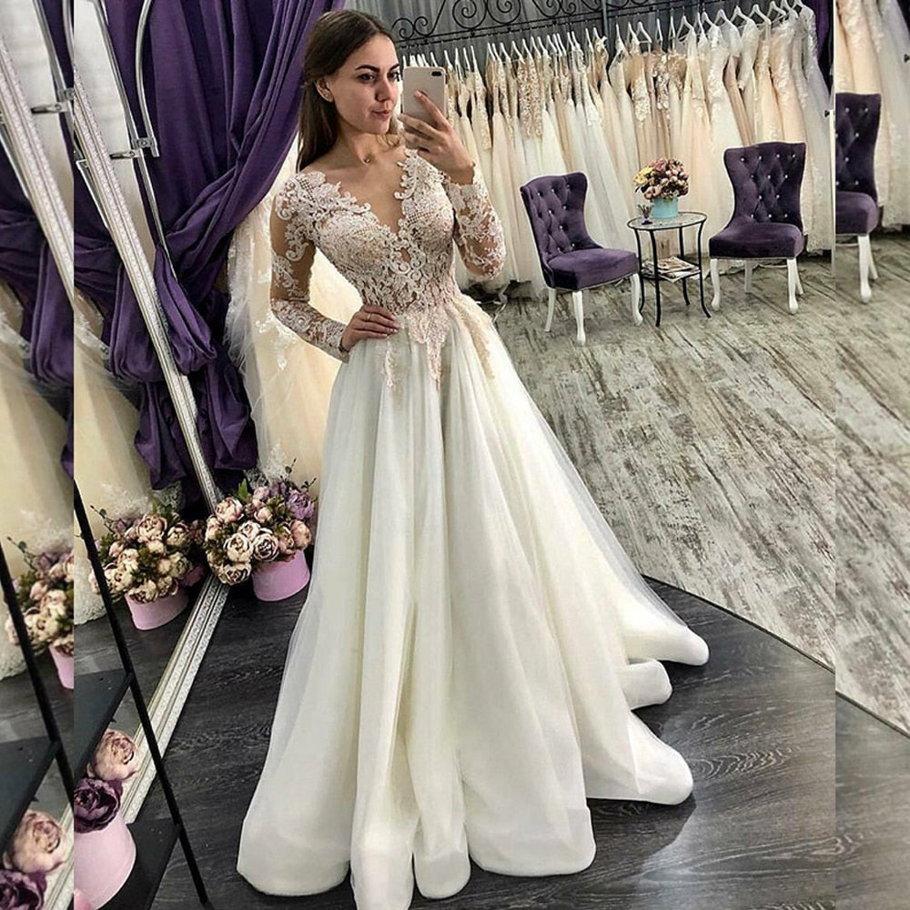 Vestido de novia en tul con mangas largas en cuello v y apliques de encaje