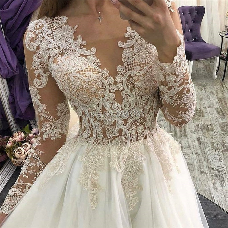 Vestido de novia en tul con mangas largas en cuello v y apliques de encaje