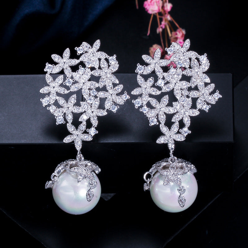 Hermosos aretes para novia perlas y zirconias florales