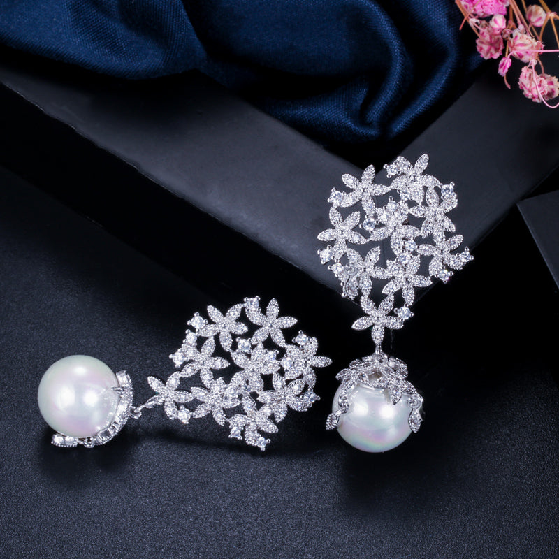 Hermosos aretes para novia perlas y zirconias florales