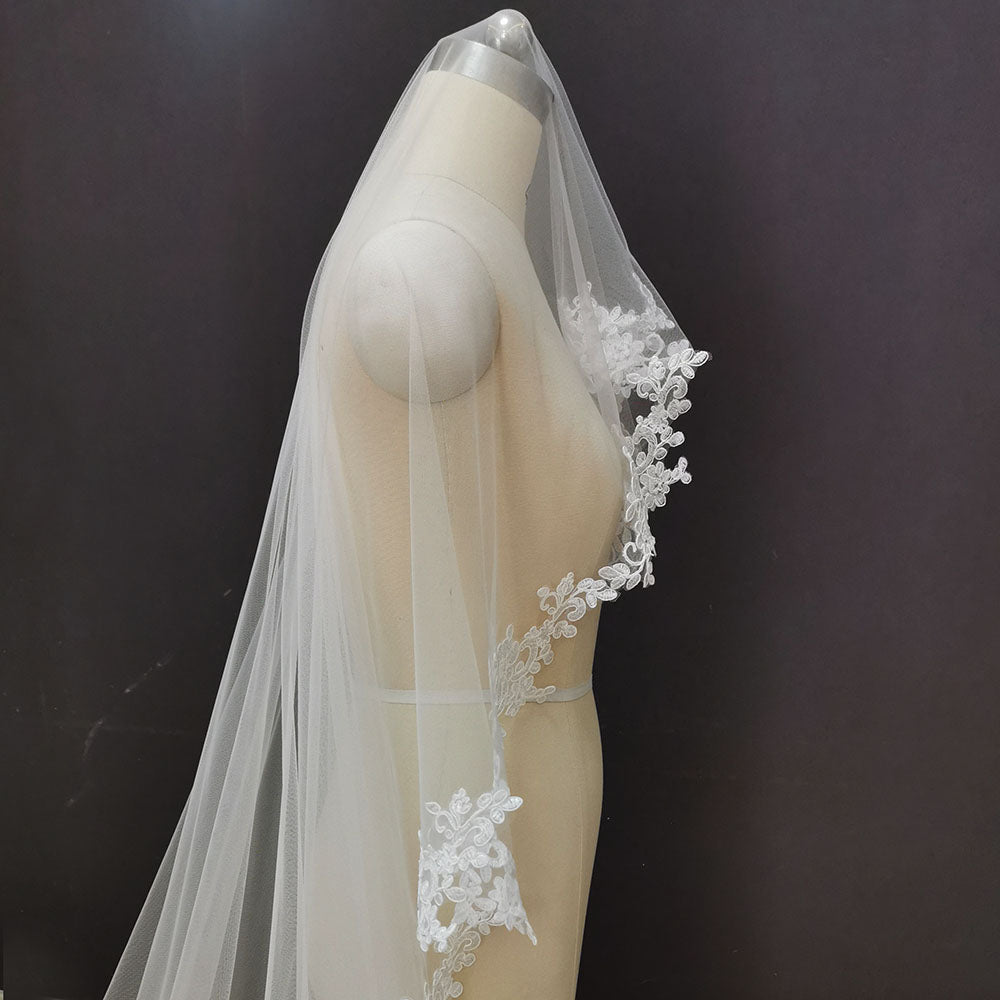 Mantilla catedral para novia con apliques de encaje