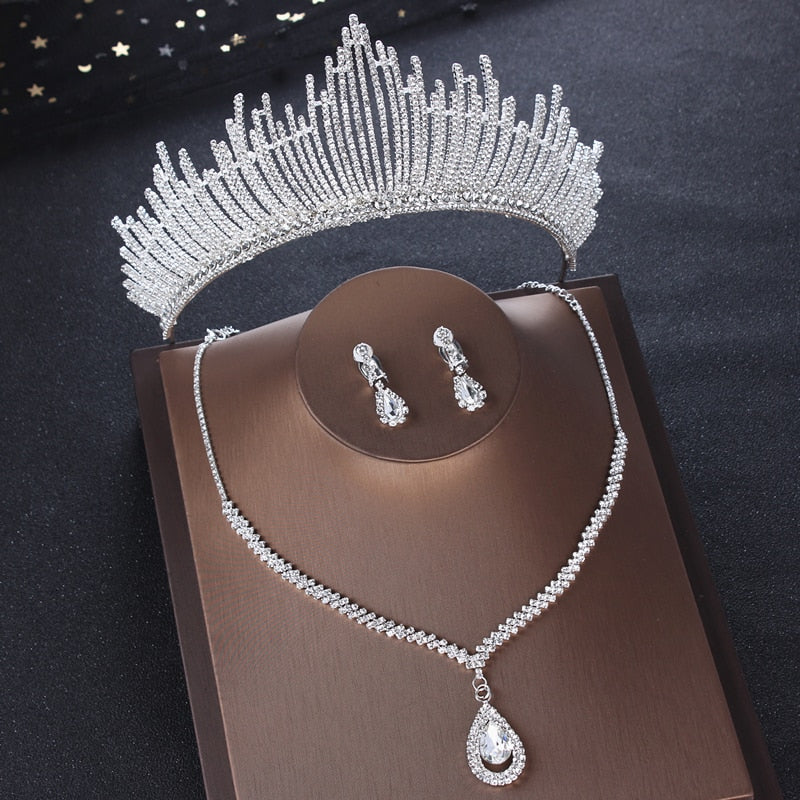 Hermosos set para novia. Tiara de cristales, aretes y collar