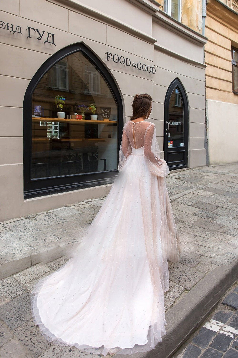 Vestido de novia corte A, escote strapless, con mangas en tul