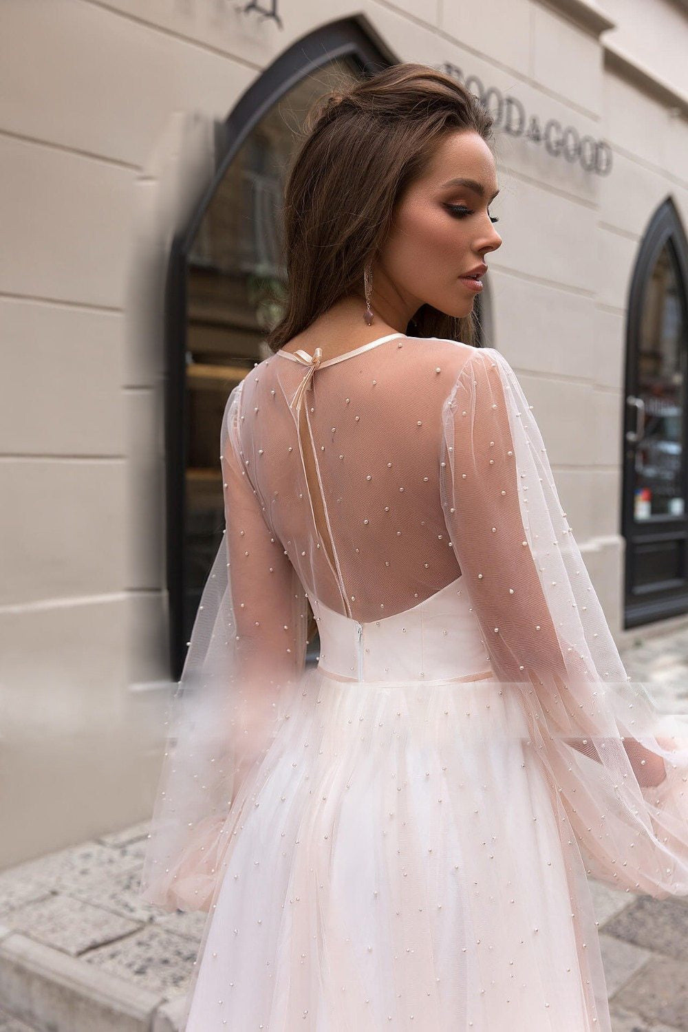 Vestido de novia corte A, escote strapless, con mangas en tul