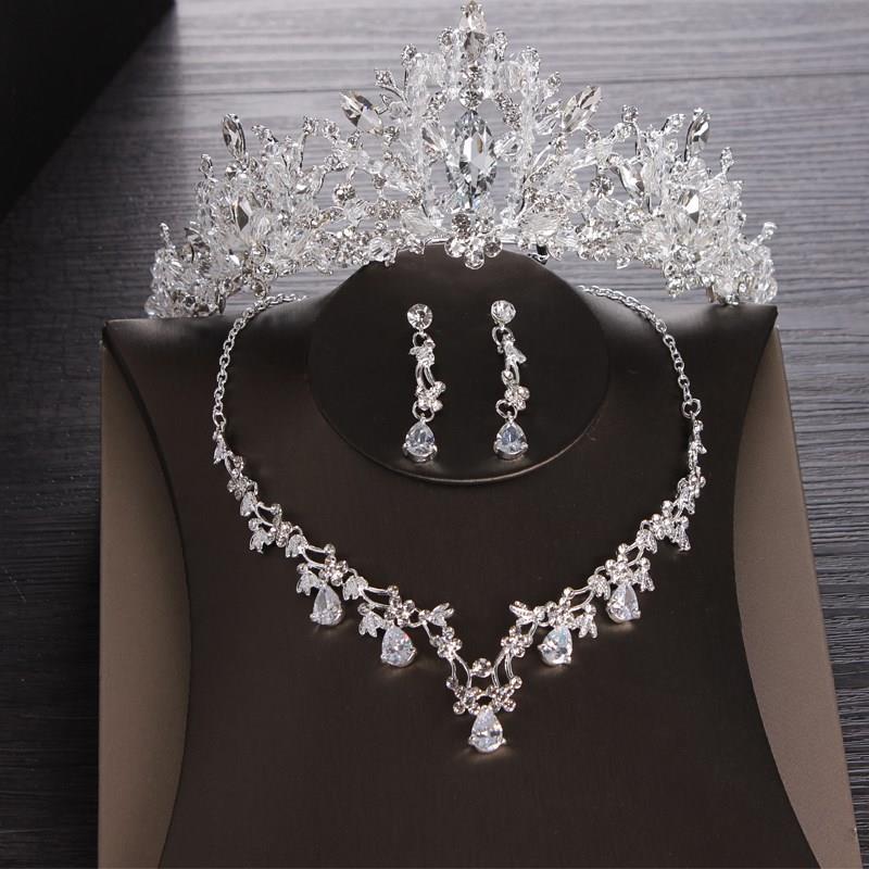 Elegantes sets de tiara, collar y aretes en cristal