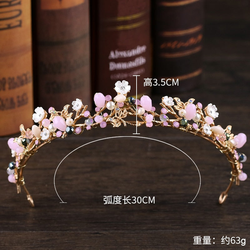 Preciosa tiara en detalles rosados con flores