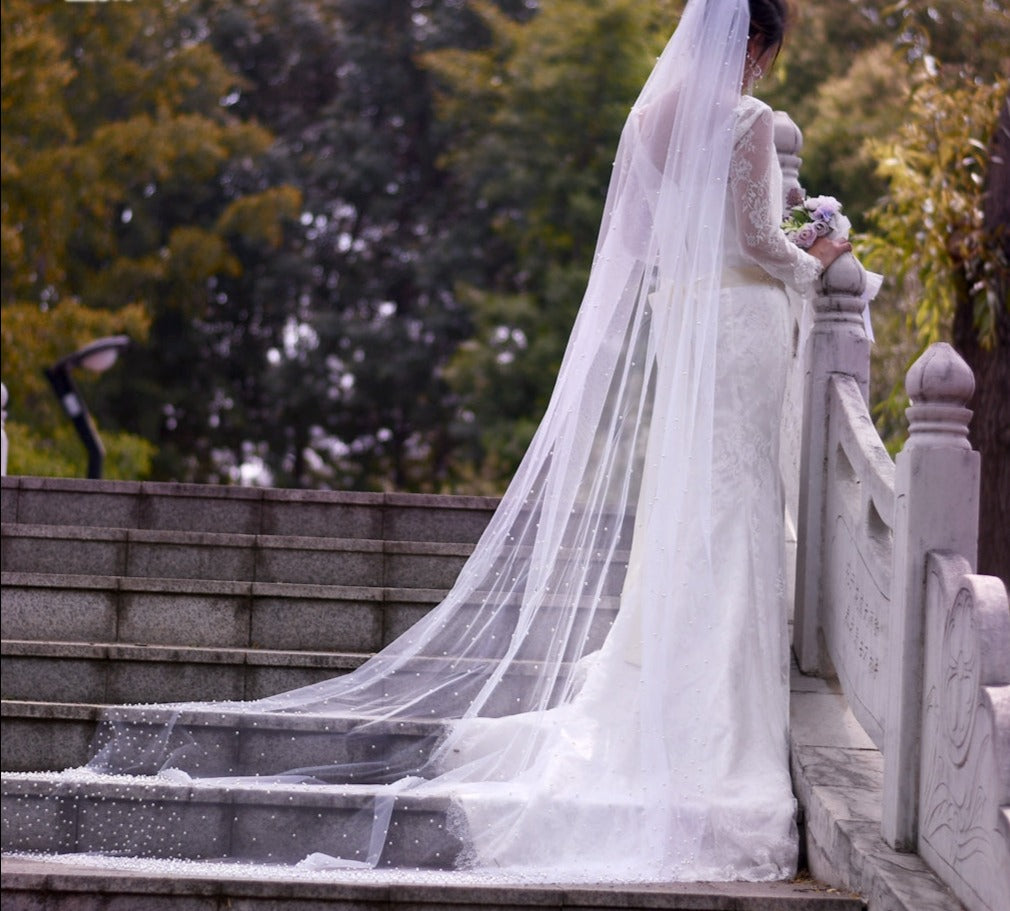 Velo de novia estilo catedral con aplicaciones de perlas