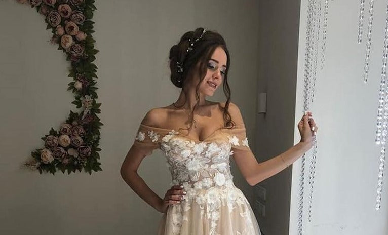 Vestido de novia strapless con aplicaciones 3D de flores y en tul