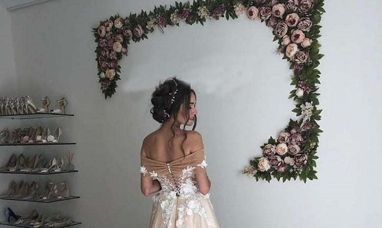 Vestido de novia strapless con aplicaciones 3D de flores y en tul