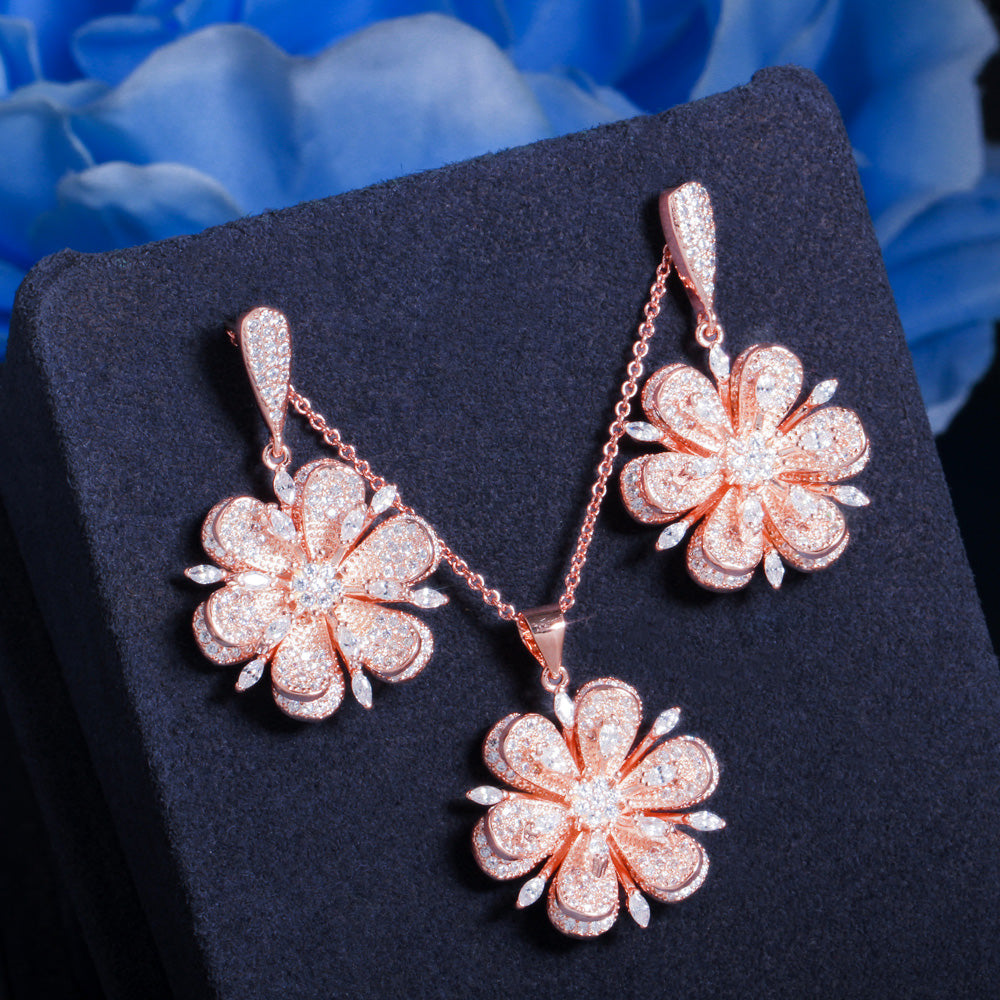 Set de joyería para novia de aretes y collar de flores 3D en zirconias