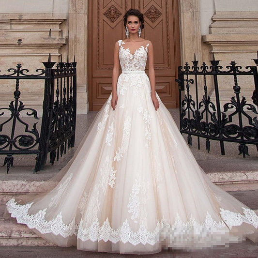 Vestido de novia de tirantes con aplicaciones de encaje y desmontable.