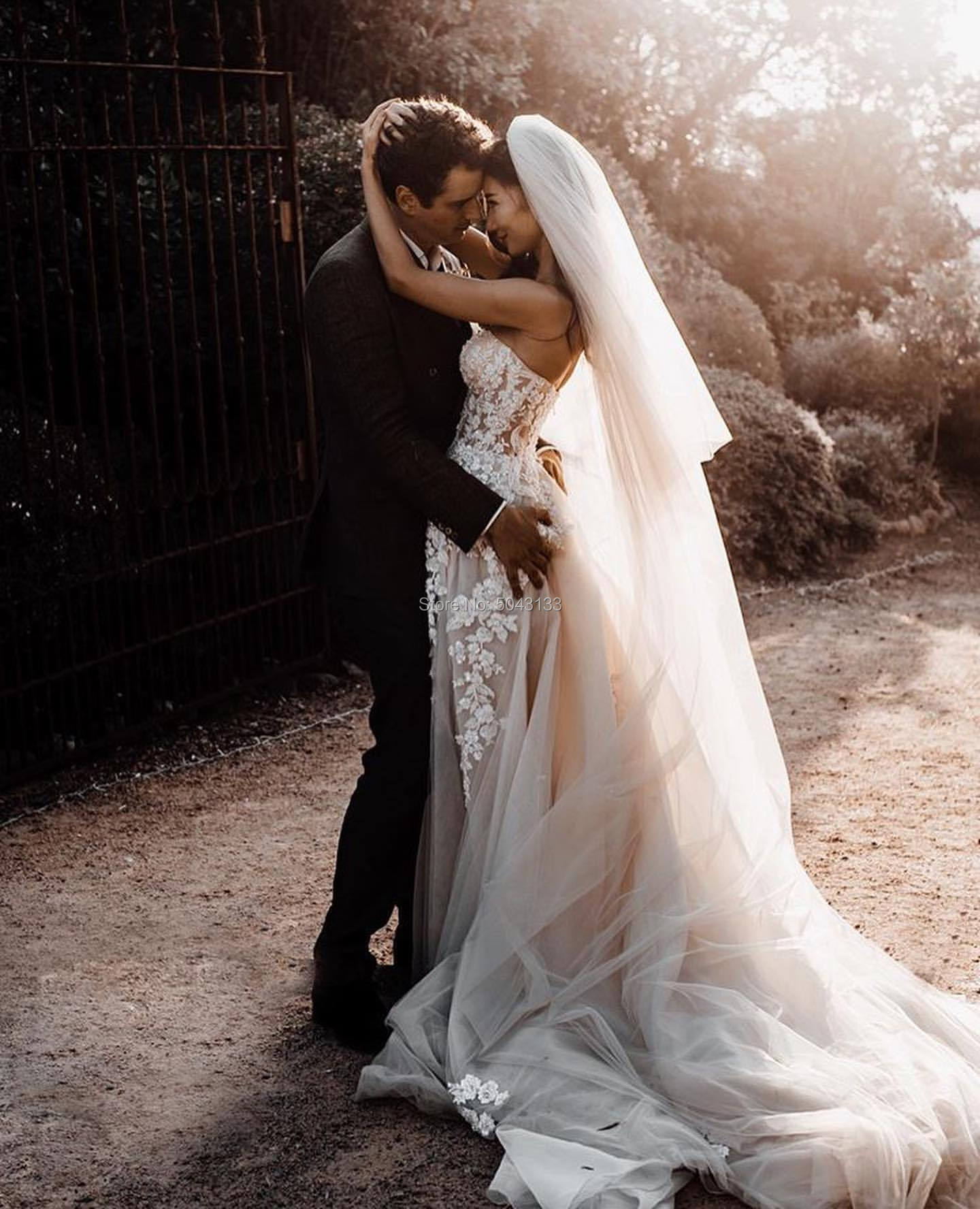 Vestido de novia con apliques de cristal  y flores en 3D tipo boho