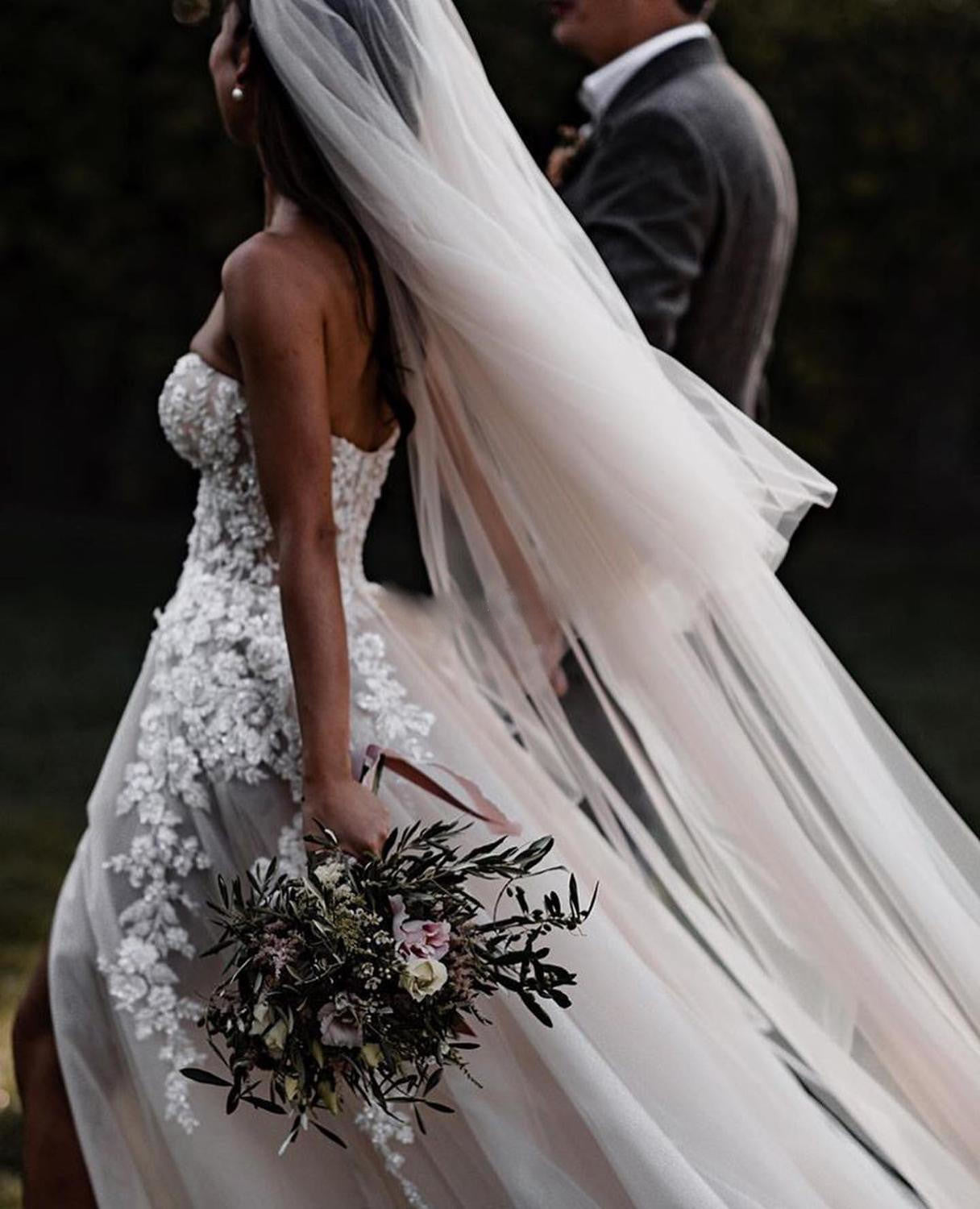 Vestido de novia con apliques de cristal  y flores en 3D tipo boho