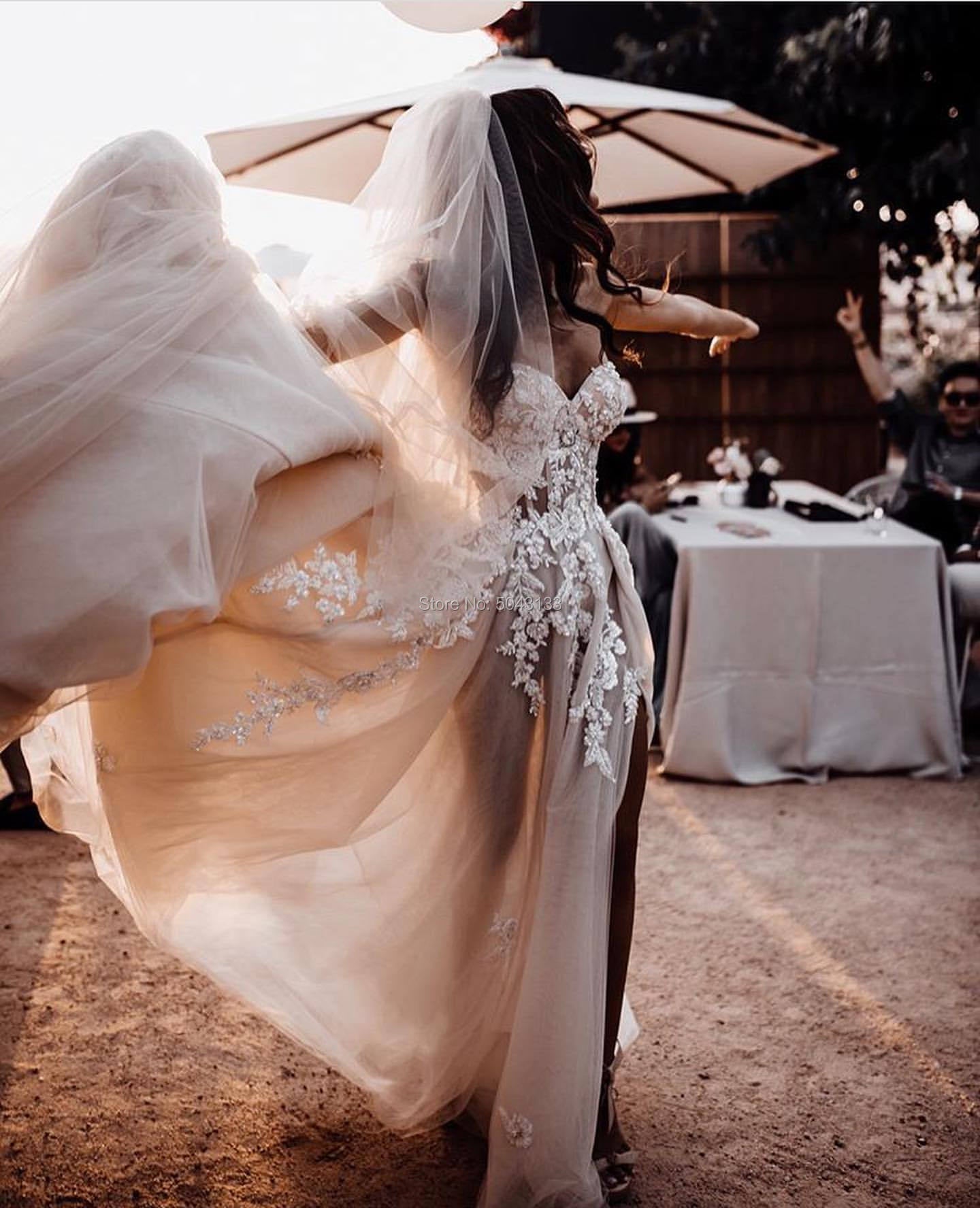 Vestido de novia con apliques de cristal  y flores en 3D tipo boho