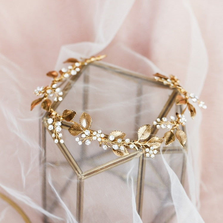 Delicada tiara para novia de hojas en oro viejo, estilo vintage