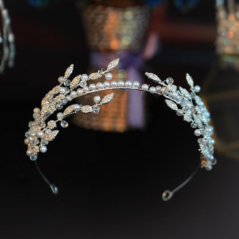 Hermosa tiara para novia en detalles de hojas y perlas