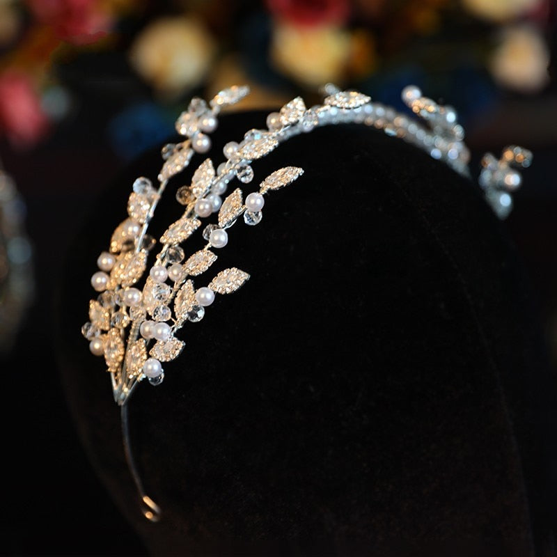 Hermosa tiara para novia en detalles de hojas y perlas