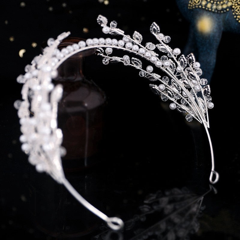 Hermosa tiara para novia en detalles de hojas y perlas