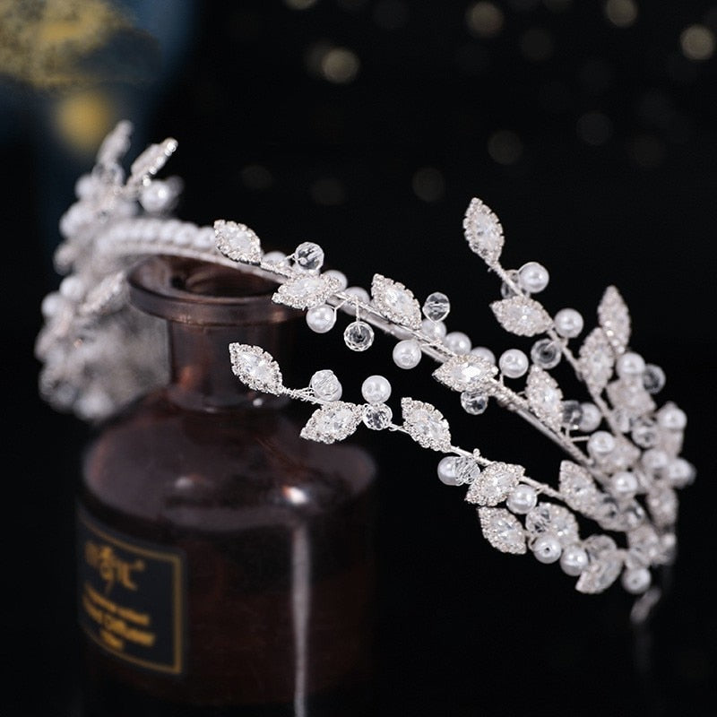 Hermosa tiara para novia en detalles de hojas y perlas