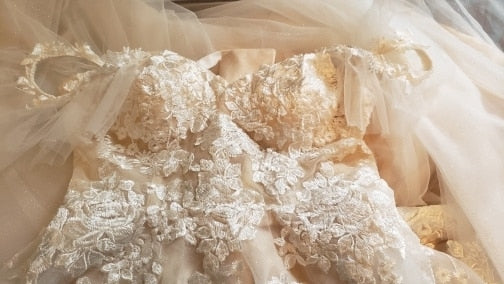 Vestido de novia corte A con aplicaciones de encaje, mangas al hombro