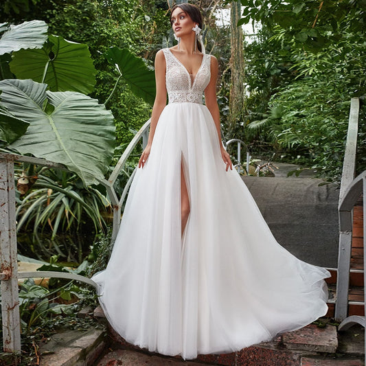 Vestido de novia en tul, con cuello V, sin mangas y abertura lateral