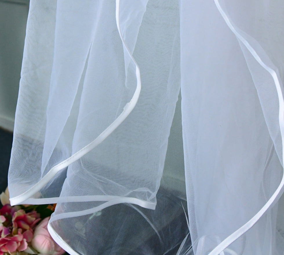 Velo clásico para novia con borde de organza