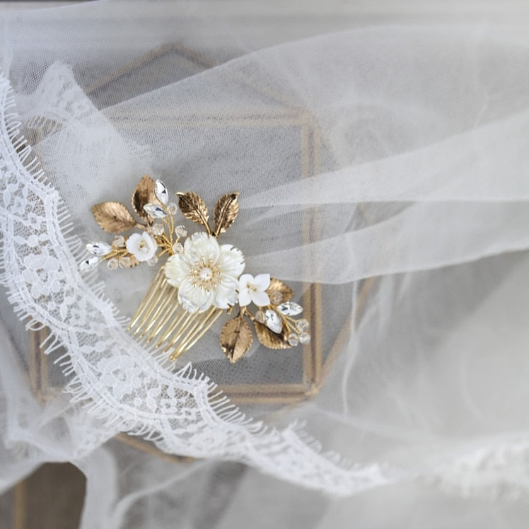 Peineta para novia de flor blanca con hojas en oro viejo