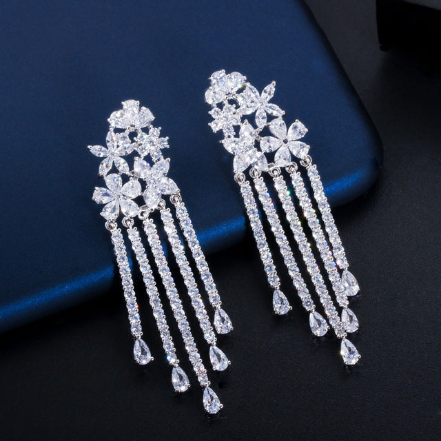 Hermosos aretes para novia de flores  colgantes con piedra en gota