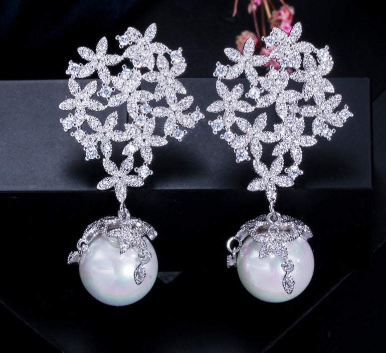 Hermosos aretes para novia perlas y zirconias florales