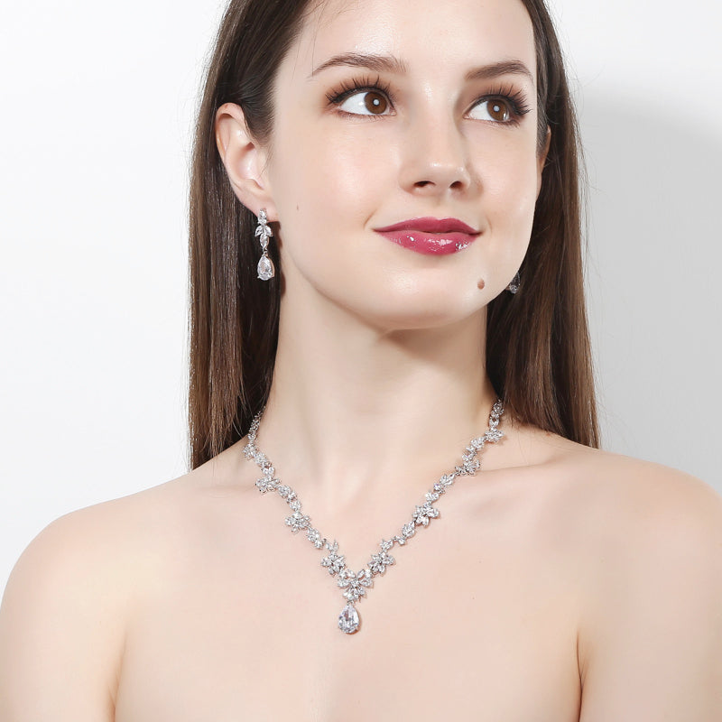 Hermoso set de collar y aretes para novia en zirconias