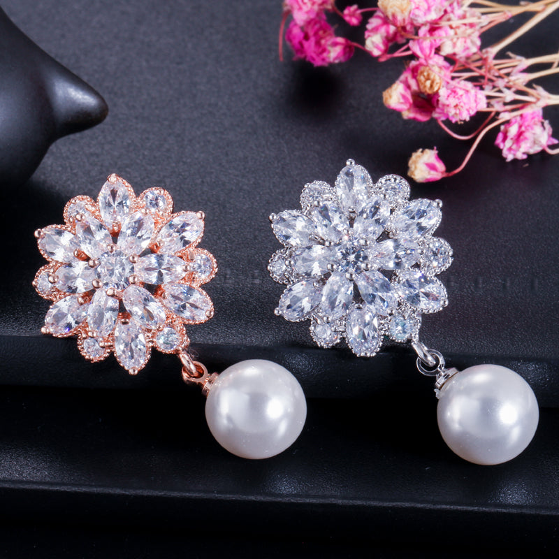 Elegante set de joyería para novias. Aretes de flores y perlas y collar de zirconias