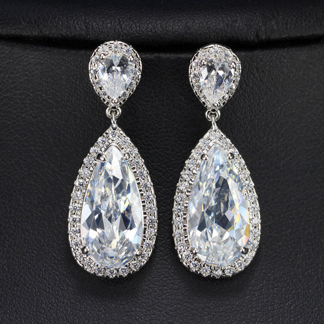 Elegantes aretes para novia de zirconias en gota