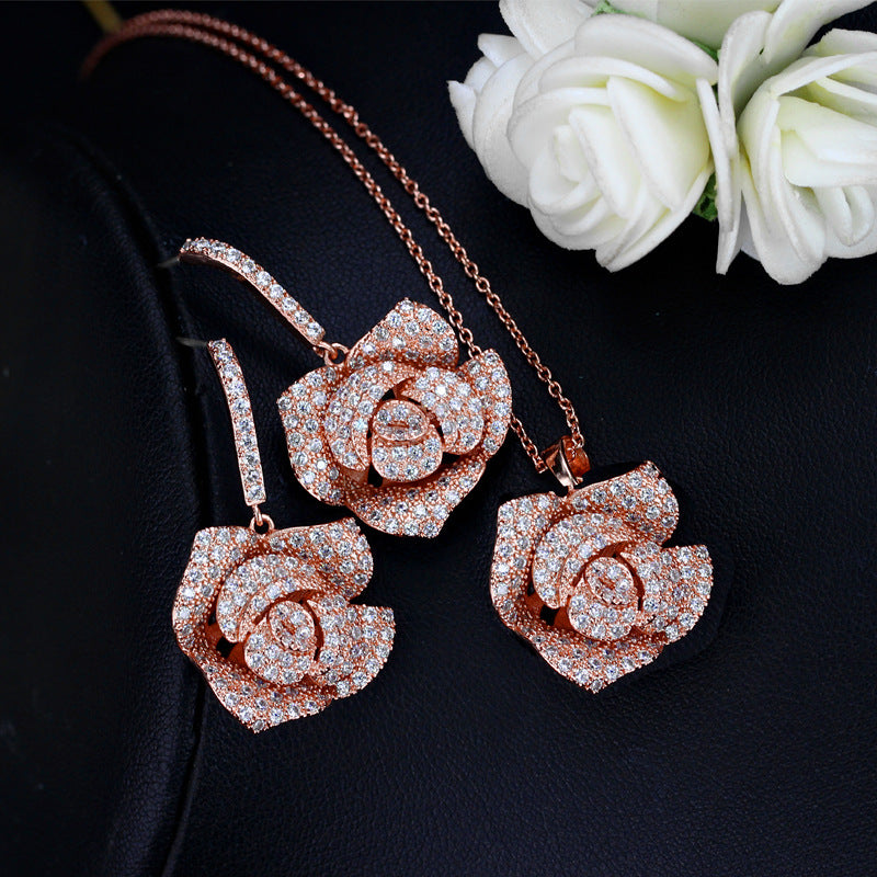 Conjunto para novia de aretes y collar de zirconias en flores