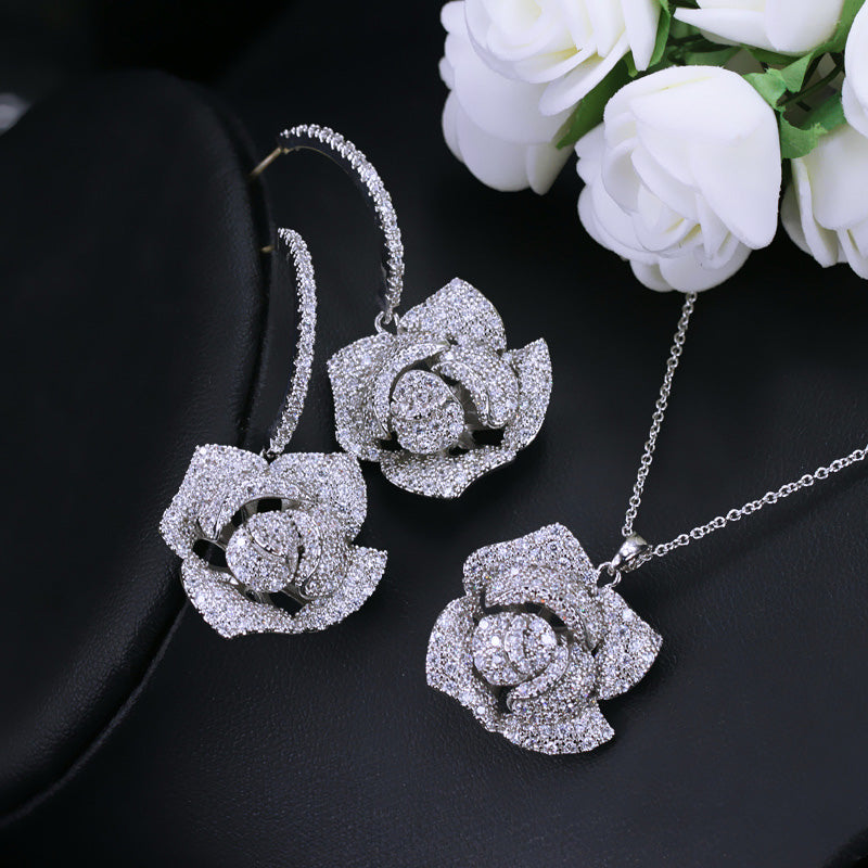 Conjunto para novia de aretes y collar de zirconias en flores