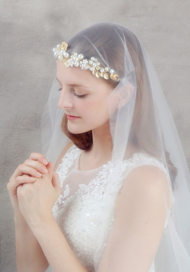 Banda para el cabello de novia en flores blancas y perlas grandes