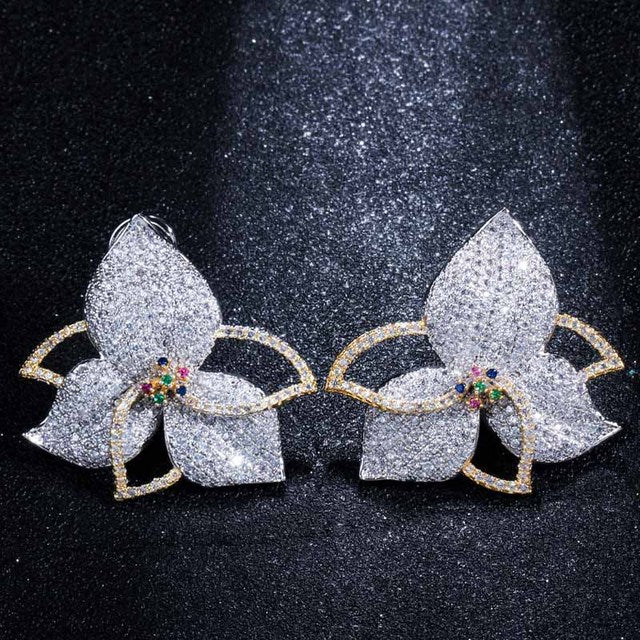 Hermosos aretes para novia en flores de zirconias