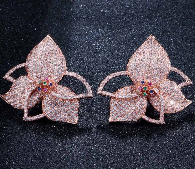 Hermosos aretes para novia en flores de zirconias