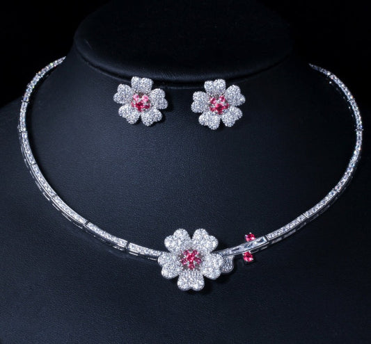 Conjunto de collar y aretes en flores de zirconias cúbicas para novia