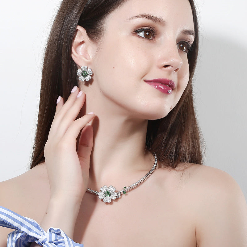 Conjunto de collar y aretes en flores de zirconias cúbicas para novia