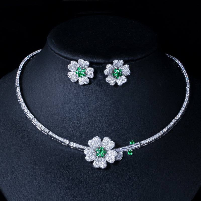 Conjunto de collar y aretes en flores de zirconias cúbicas para novia