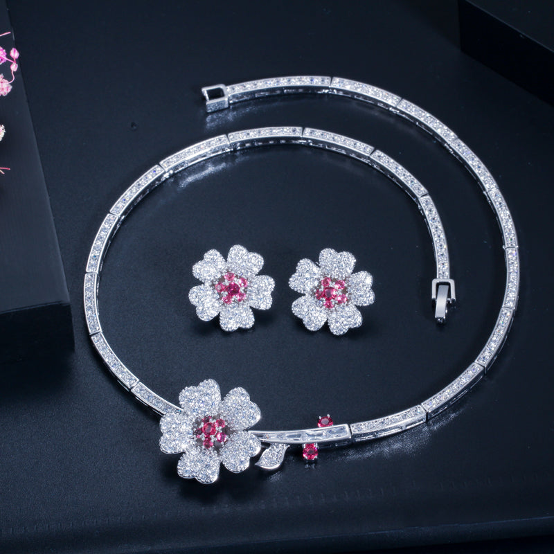 Conjunto de collar y aretes en flores de zirconias cúbicas para novia