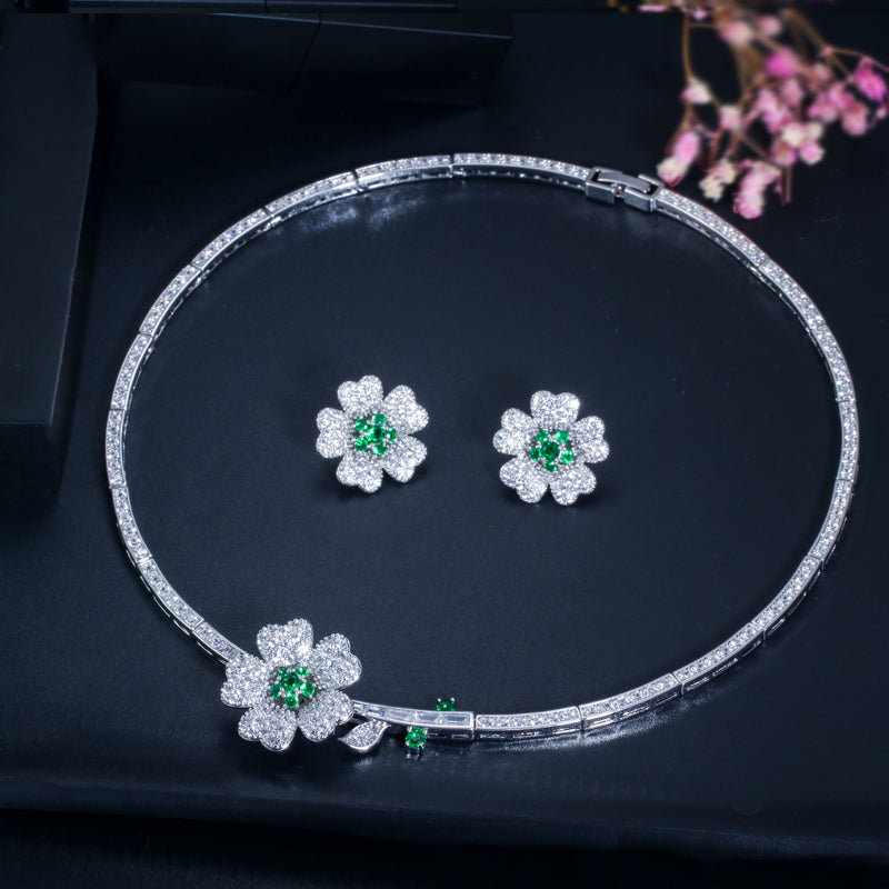 Conjunto de collar y aretes en flores de zirconias cúbicas para novia