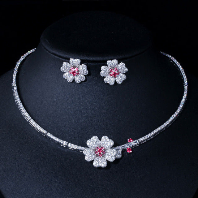 Conjunto de collar y aretes en flores de zirconias cúbicas para novia