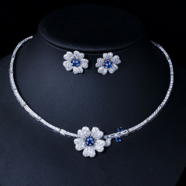 Conjunto de collar y aretes en flores de zirconias cúbicas para novia