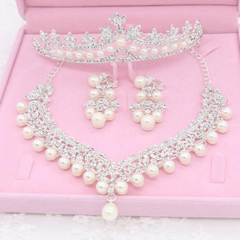 Set de tiara, aretes, y collar de perlas