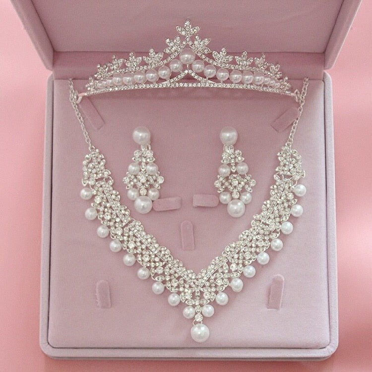 Set de tiara, aretes, y collar de perlas