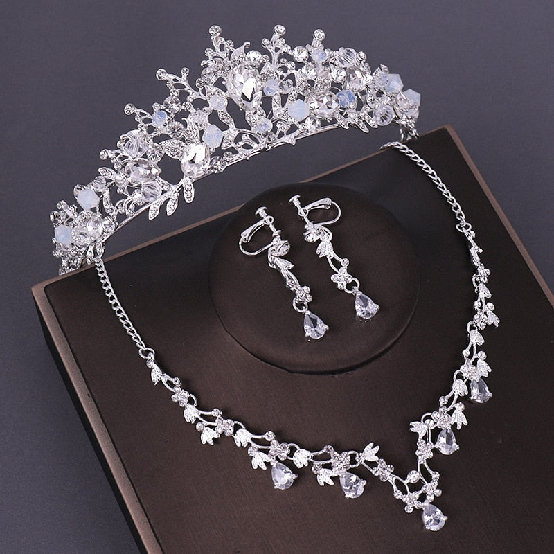 Elegantes sets de tiara, collar y aretes en cristal