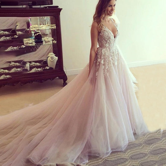 Vestido de novia de tirantes corte A y cola catedral y apliques de encaje