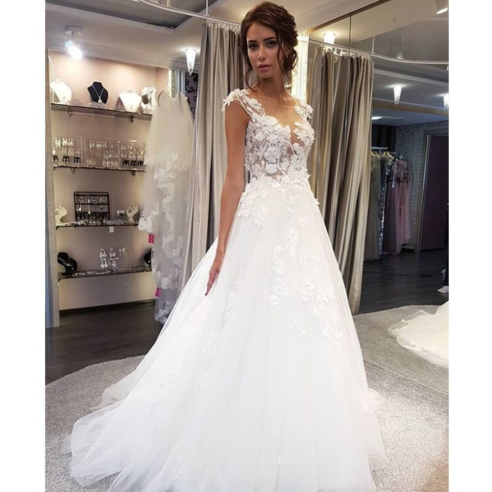 Vestido de novia con aplicaciones en encaje, botones en la espalda en tul