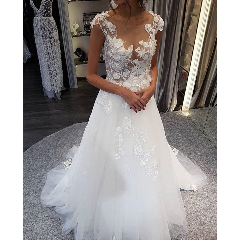 Vestido de novia con aplicaciones en encaje, botones en la espalda en tul